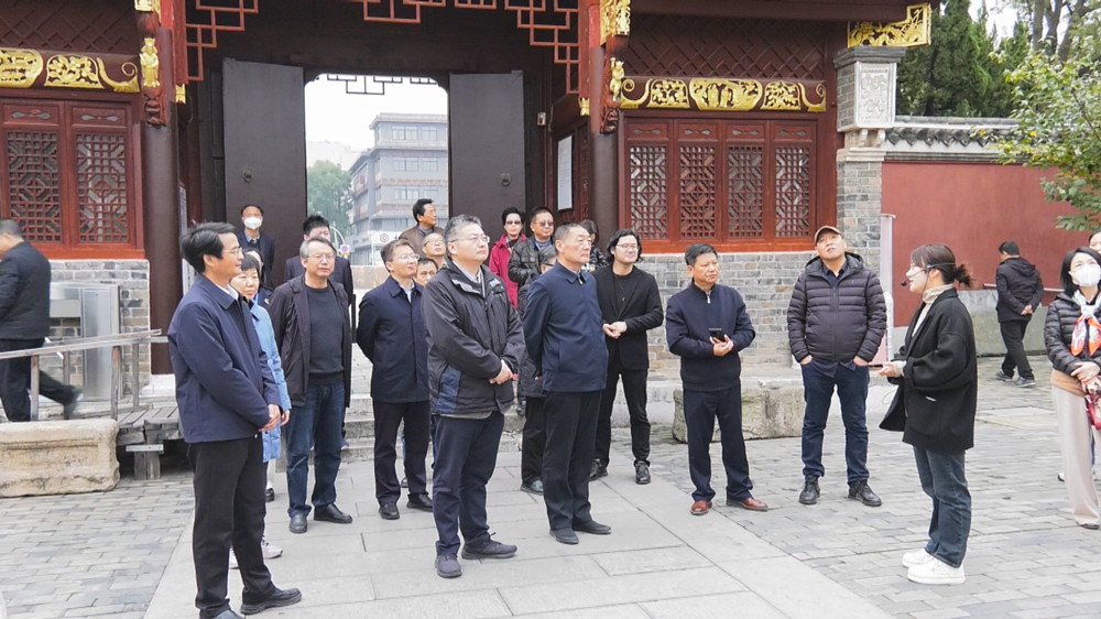 圖為采風(fēng)團一行在桐城文廟.jpg