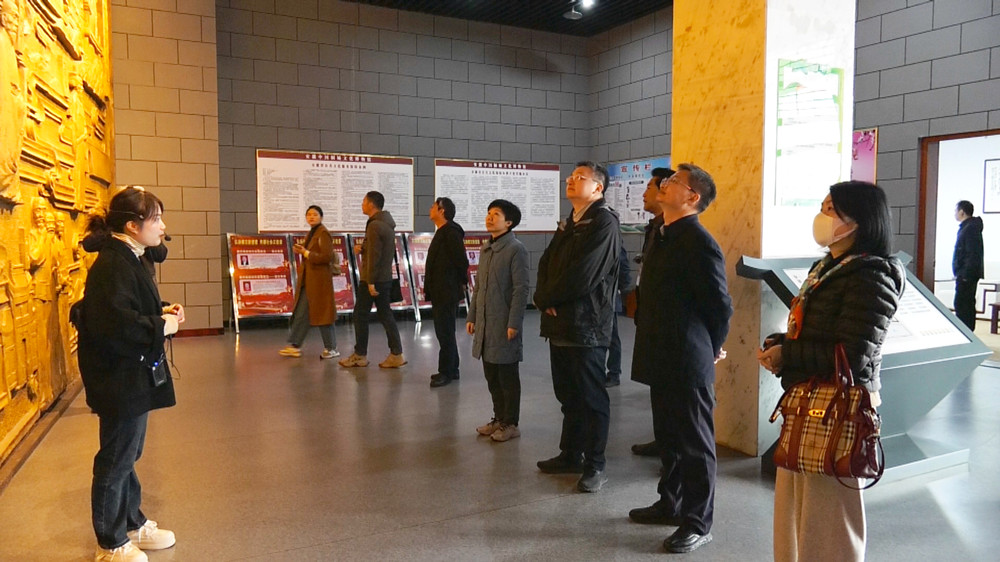 圖為采風(fēng)團一行在安徽中國桐城文化博物館.jpg