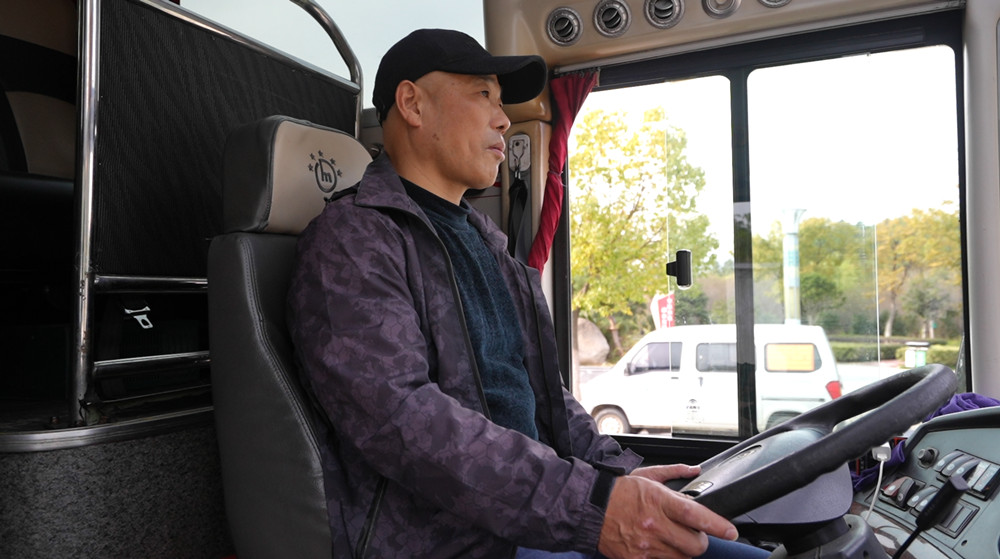 圖為正在開車的張曙光.jpg