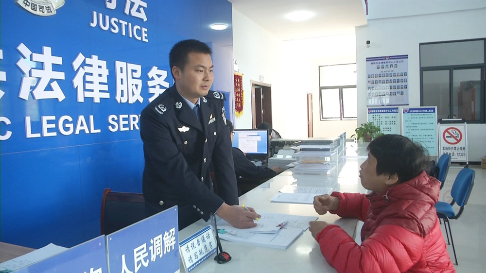 圖為汪仁舉在解答群眾的訴求2.jpg