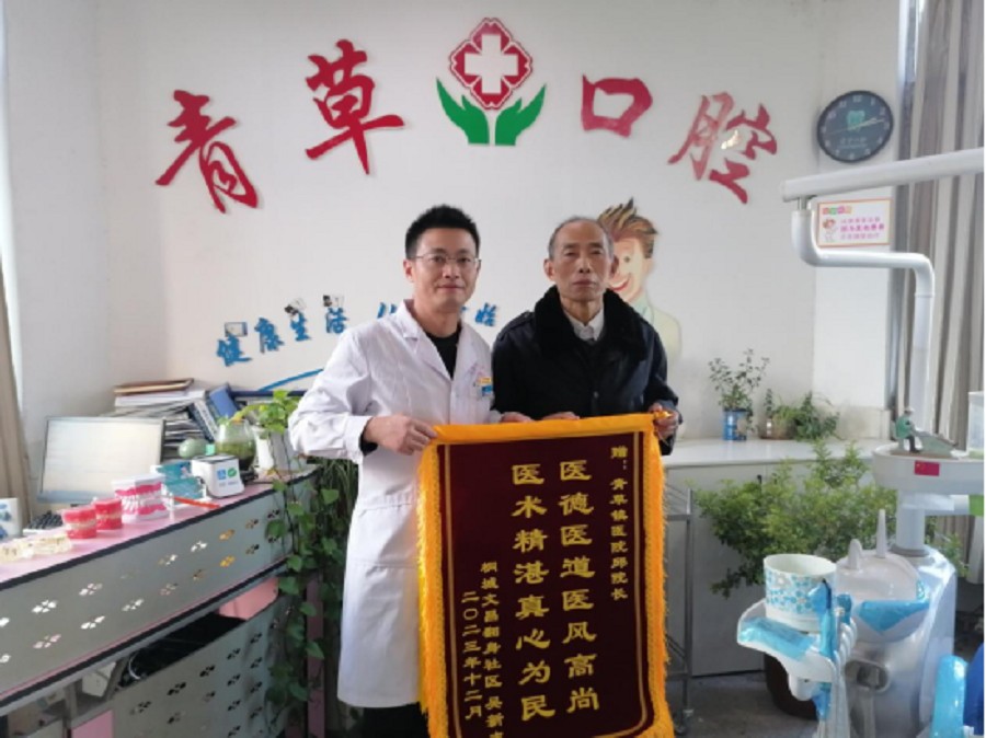 圖為送錦旗現(xiàn)場(chǎng).jpg