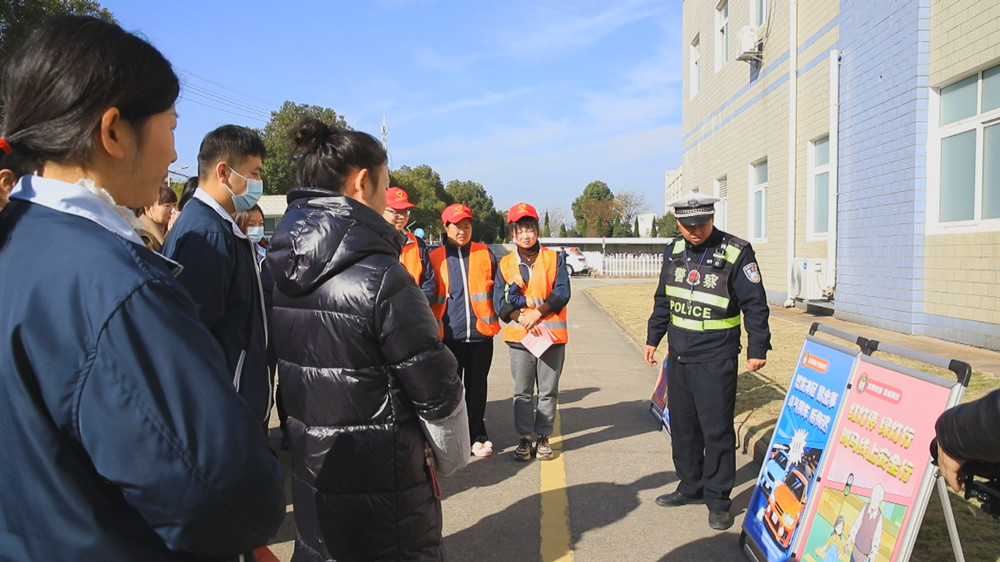 圖為宣傳民警正在通過展板給企業(yè)員工講解交通安全知識.jpg