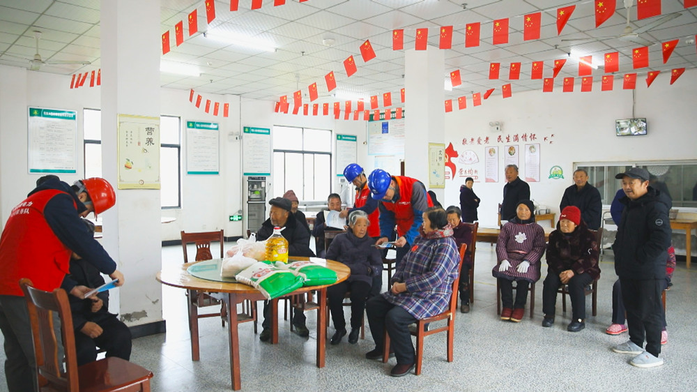 圖為國網(wǎng)桐城市供電公司范崗供電所黨員服務(wù)隊正在轄區(qū)敬老院里為老人們講解安全用電知識.jpg