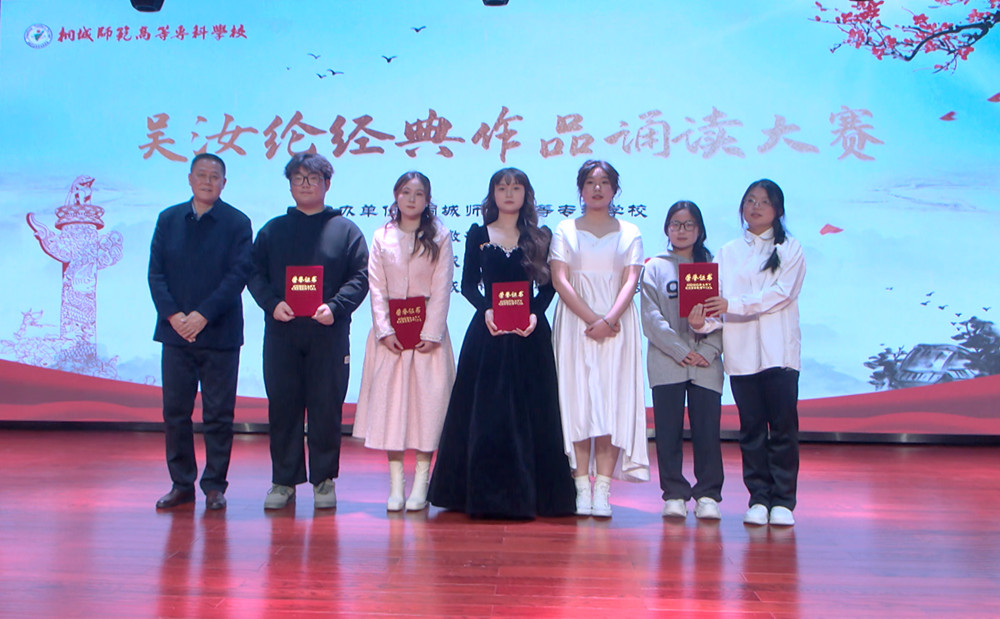 圖為江學(xué)潮為獲獎(jiǎng)學(xué)生頒獎(jiǎng)。.jpg