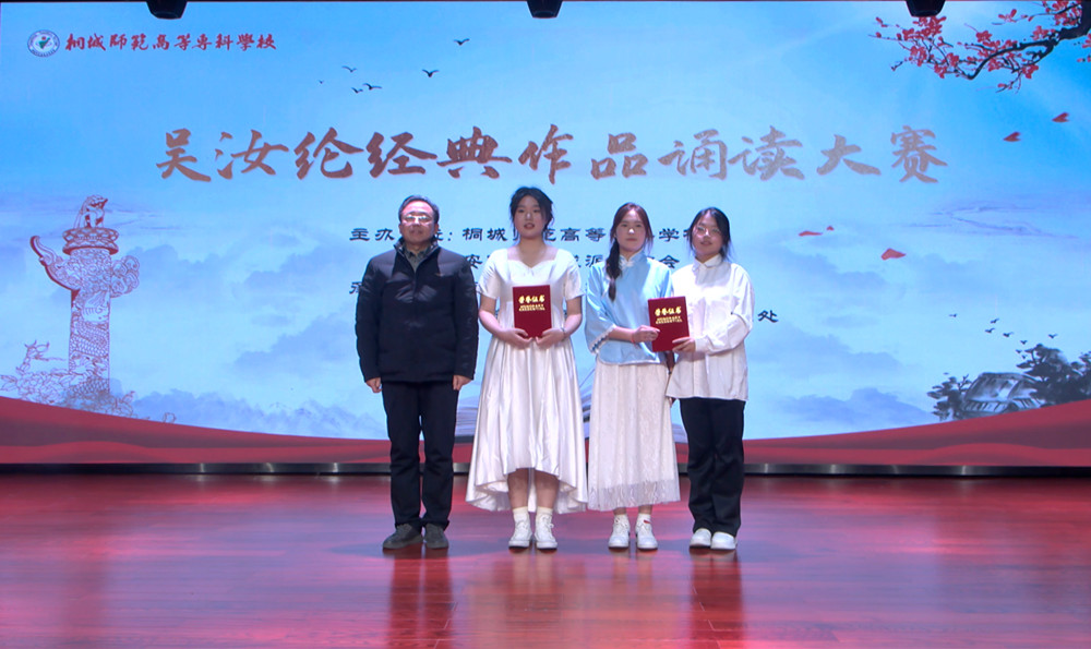 圖為王子龍為獲獎(jiǎng)學(xué)生頒獎(jiǎng)。.jpg