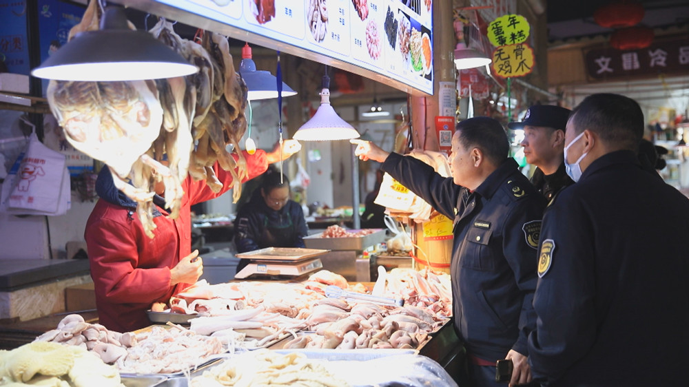 圖為聯(lián)合檢查組工作人員正在對某農(nóng)貿(mào)市場內(nèi)有無使用生鮮燈情況進(jìn)行檢查.jpg