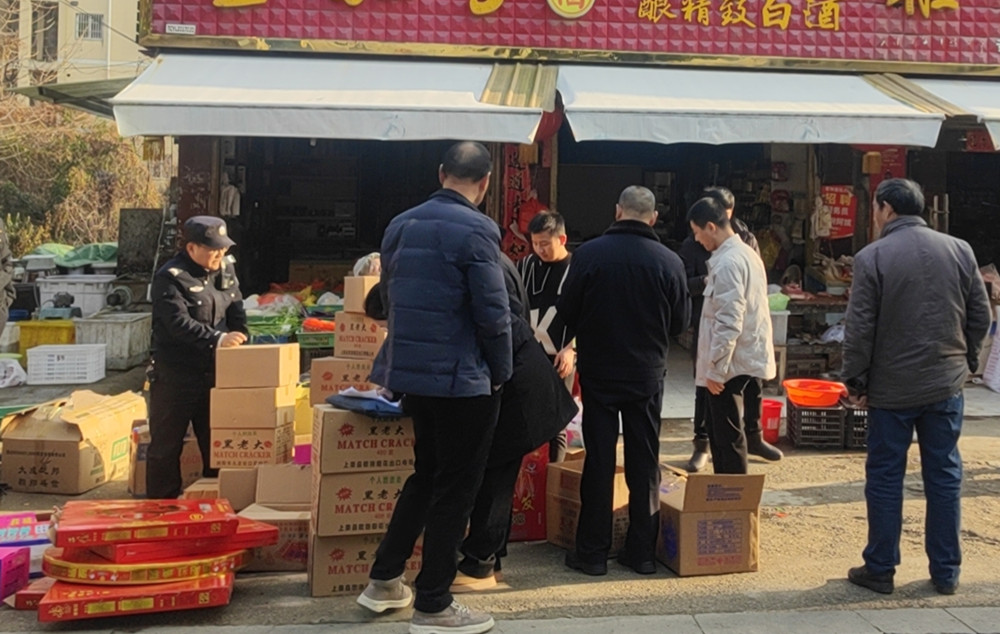 桐城市供銷社聯(lián)勤執(zhí)法 打非治違保平安1.jpg