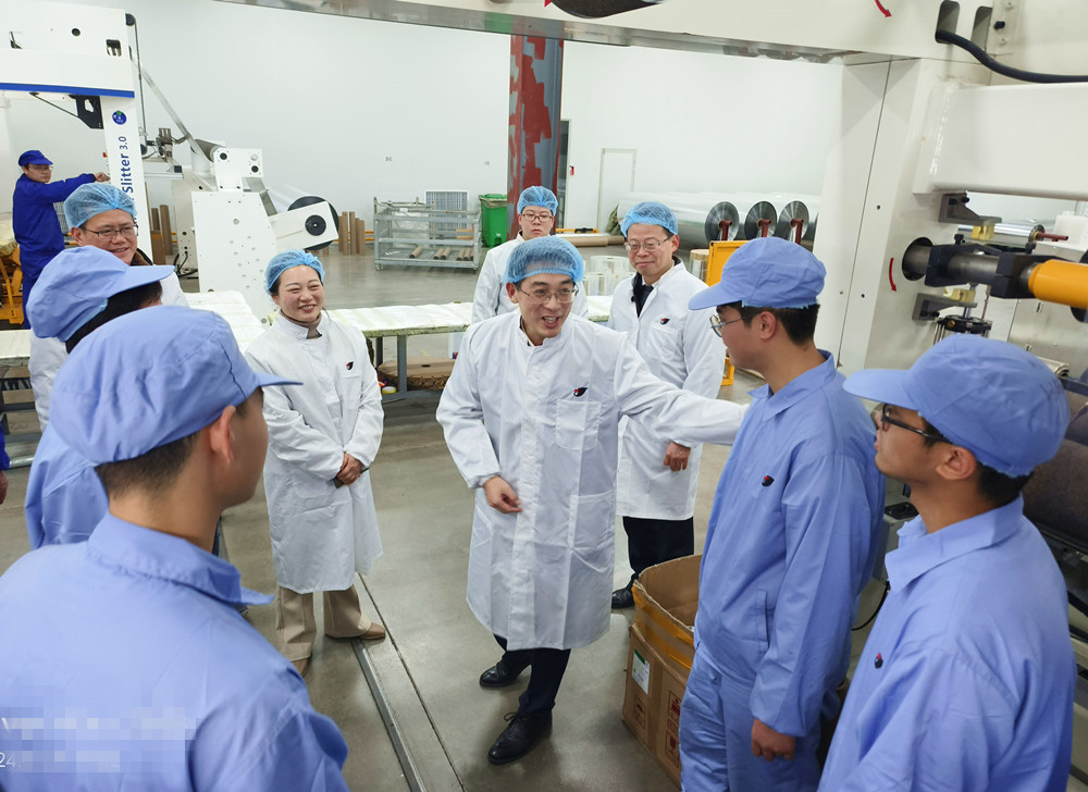 6圖為劉存磊深入企業(yè)生產(chǎn)一線參觀學(xué)生工作環(huán)境的現(xiàn)場_副本_副本.jpg