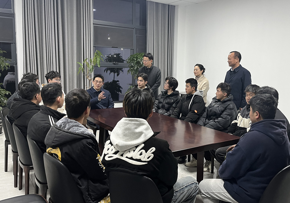 5圖為劉存磊與特訓(xùn)學(xué)生面對(duì)面交流的現(xiàn)場_副本.jpg