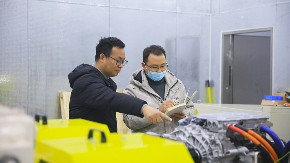 圖為企業(yè)研發(fā)人員正在實(shí)驗(yàn)車間里忙碌.jpg