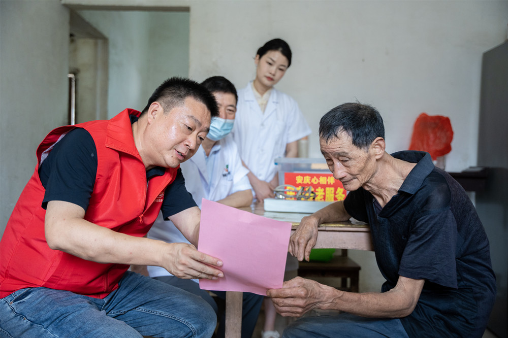 王勇工作圖片（左一為王勇）.jpg