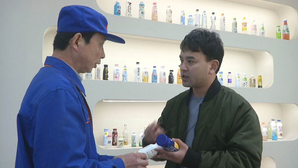 圖為江鵬在產(chǎn)品展示廳了解相關(guān)情況.jpg