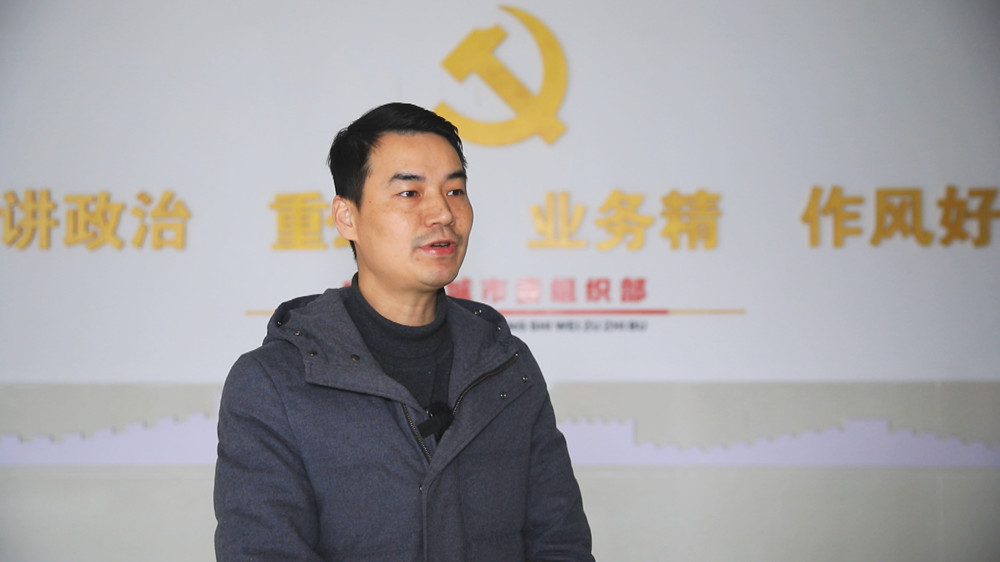 圖為桐城市人才發(fā)展促進(jìn)中心主任劉根杰接受本臺記者采訪談省政府工作報告.jpg