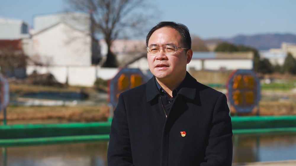 圖為范崗鎮(zhèn)黨委書記 鎮(zhèn)長 施立宇接受本臺采訪談省政府工作報告.jpg