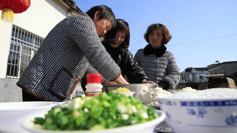安徽桐城：手工炸魚圓 濃濃團(tuán)圓味（桐城臺(tái)[00_06_32][20240127-124230].jpg