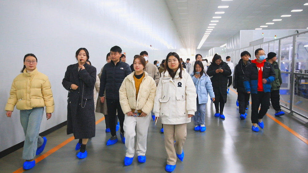 圖為青年學(xué)子在桐城國軒公司參觀.jpg