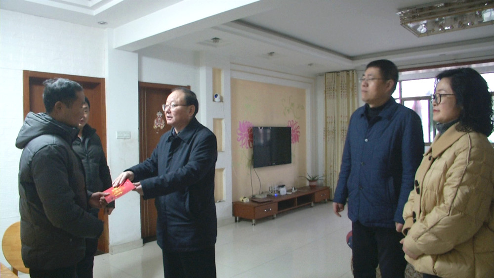 程赟慰問(wèn)困難職工3.jpg