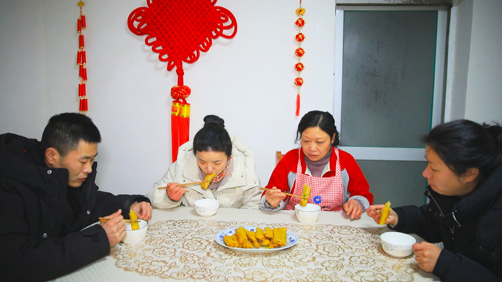 圖為王圣蓮一家正在吃春卷“咬春”_副本.jpg