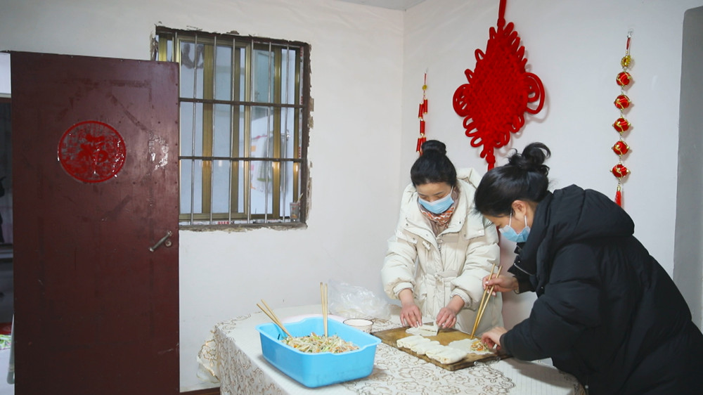 圖為王圣蓮家人正在包春卷_副本.jpg