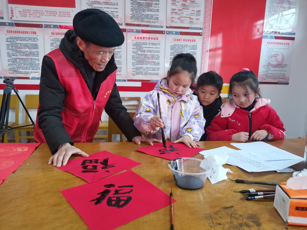 桐才帶童材活動(dòng)   教小朋友寫福字_副本.jpg