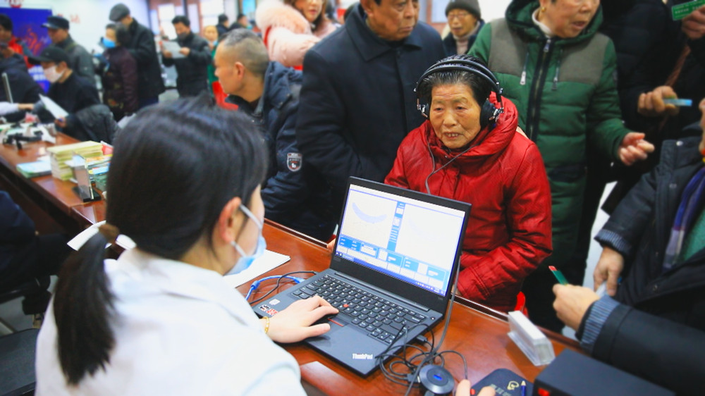 圖為愛心企業(yè)的聽力師正在為群眾做聽力檢測.jpg