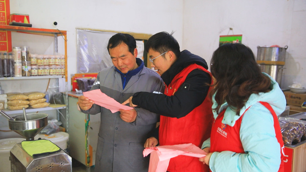 圖為志愿者正在給居民發(fā)放保護(hù)母親河倡議書(shū)1.jpg