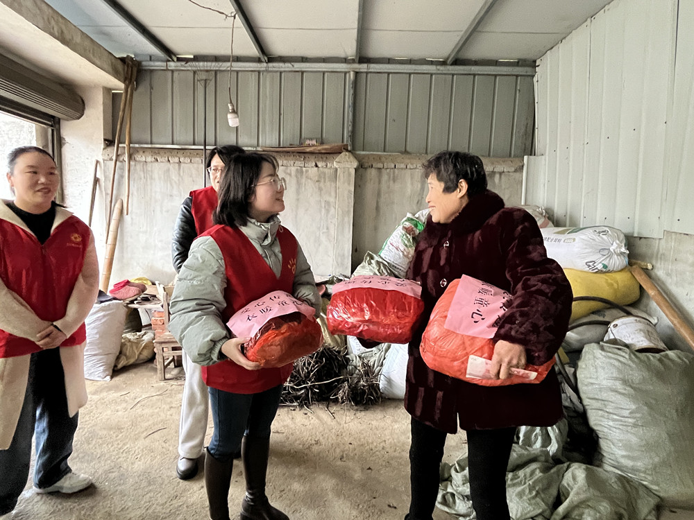 “愛(ài)心傳遞 衣暖童心”志愿服務(wù)活動(dòng)現(xiàn)場(chǎng).jpg