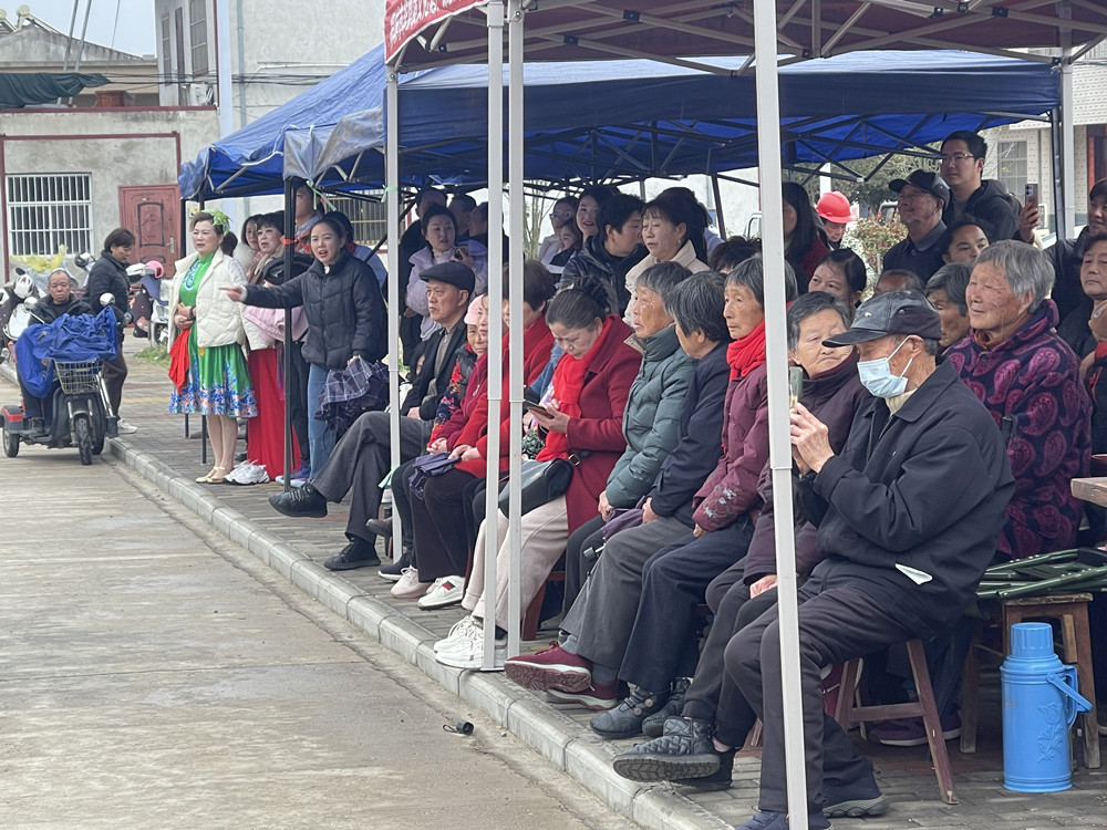 圖為碧峰村春季“村晚”活動現(xiàn)場(1)_副本.jpg