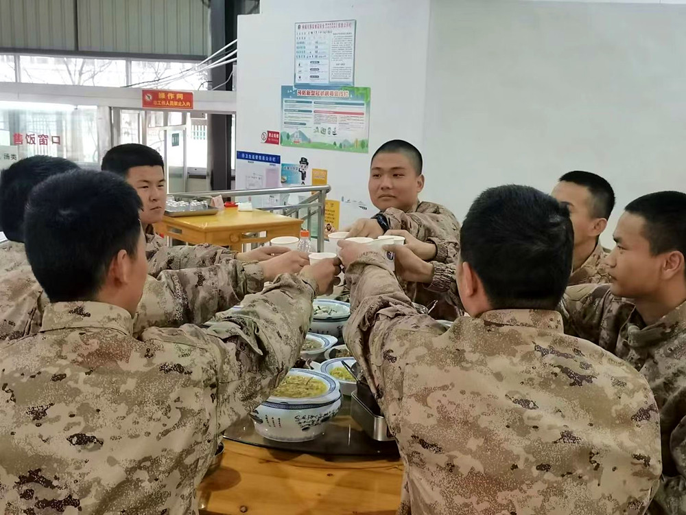 圖為役前教育預(yù)定新兵吃飯現(xiàn)場_副本.jpg