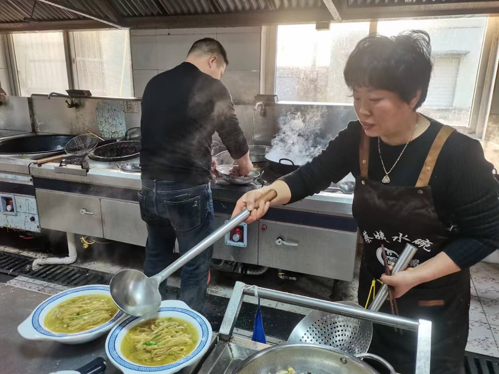 圖為役前教育預(yù)定新兵吃飯現(xiàn)場(1)_副本.jpg