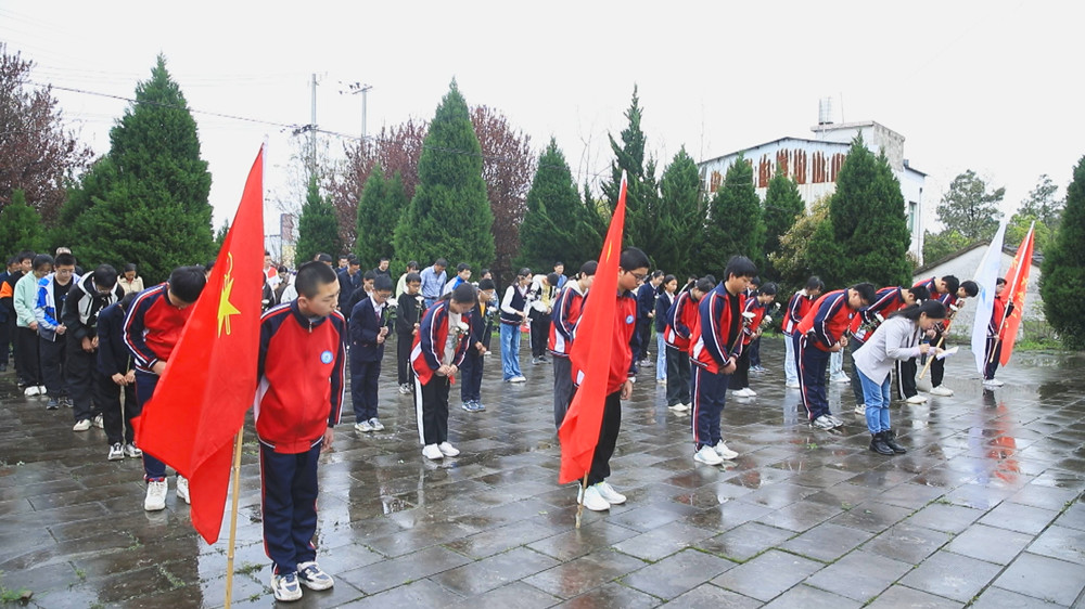 圖為向革命先烈鞠躬 默哀儀式.jpg