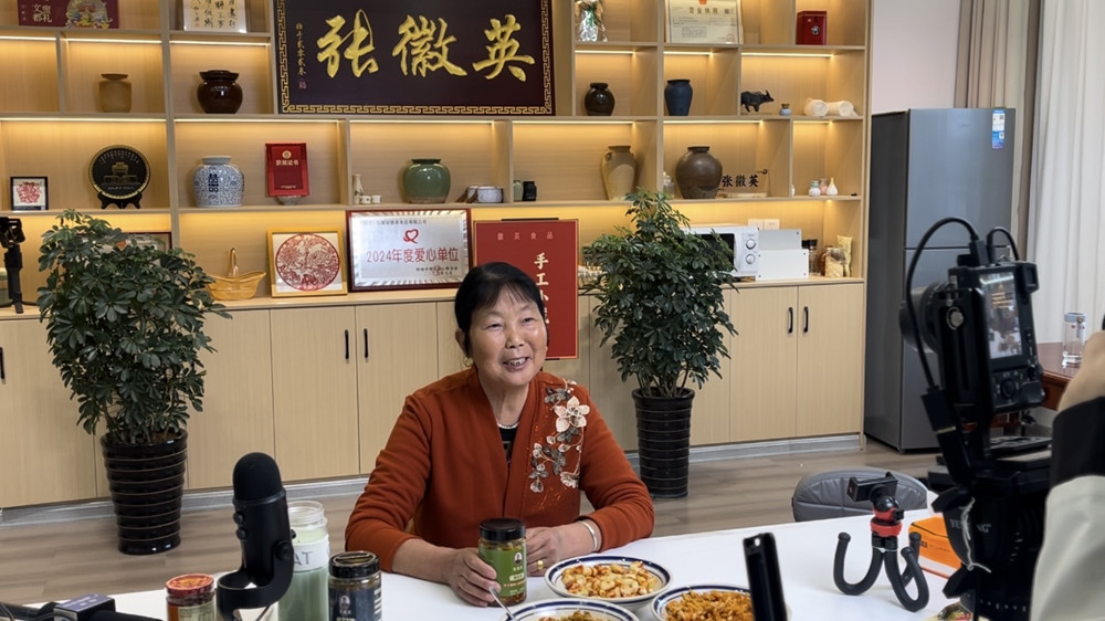 圖為張徽英工作照片(1).jpg