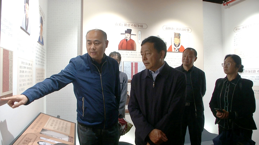 云南德宏政協(xié)來桐在新時代六尺巷工作法展陳館考察.jpg