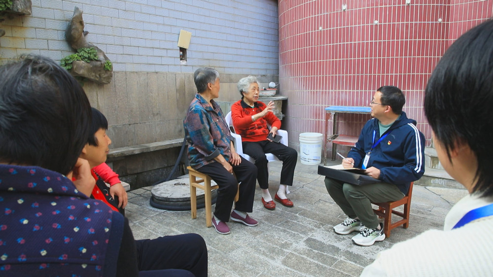 圖為在黨紀(jì)學(xué)習(xí)教育中，東關(guān)社區(qū)“兩委”積極踐行為人民服務(wù)的宗旨，主動(dòng)幫忙解決急難愁盼的難題3.jpg