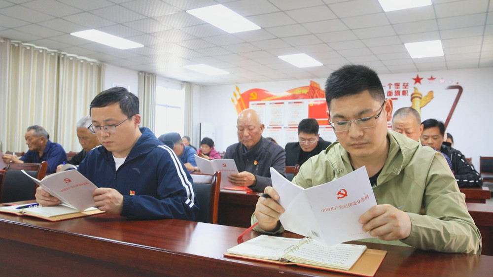 圖為龍眠街道東關(guān)社區(qū)黨員集中學(xué)習(xí)新修訂的《中國(guó)共產(chǎn)黨紀(jì)律處分條例》現(xiàn)場(chǎng)1.jpg