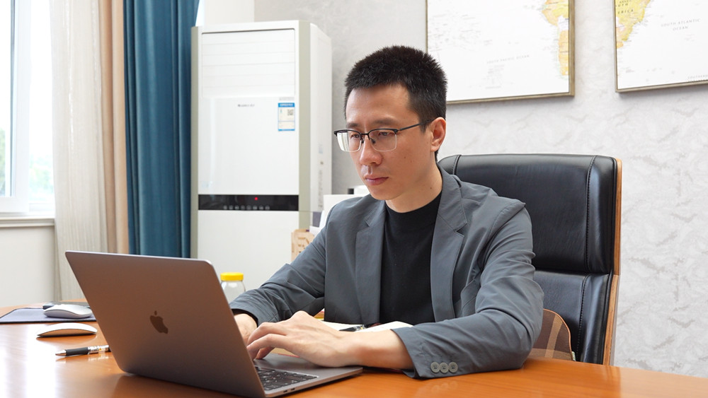 嚴(yán)宗輝辦公.jpg