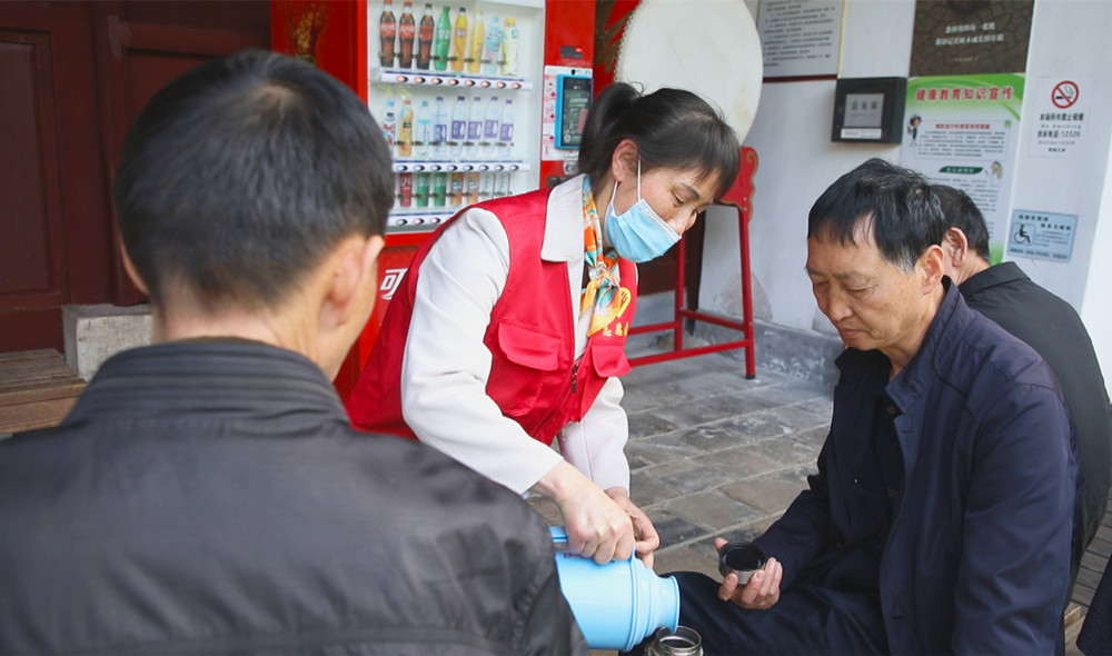 20圖為志愿者正在為游客倒水_副本.jpg