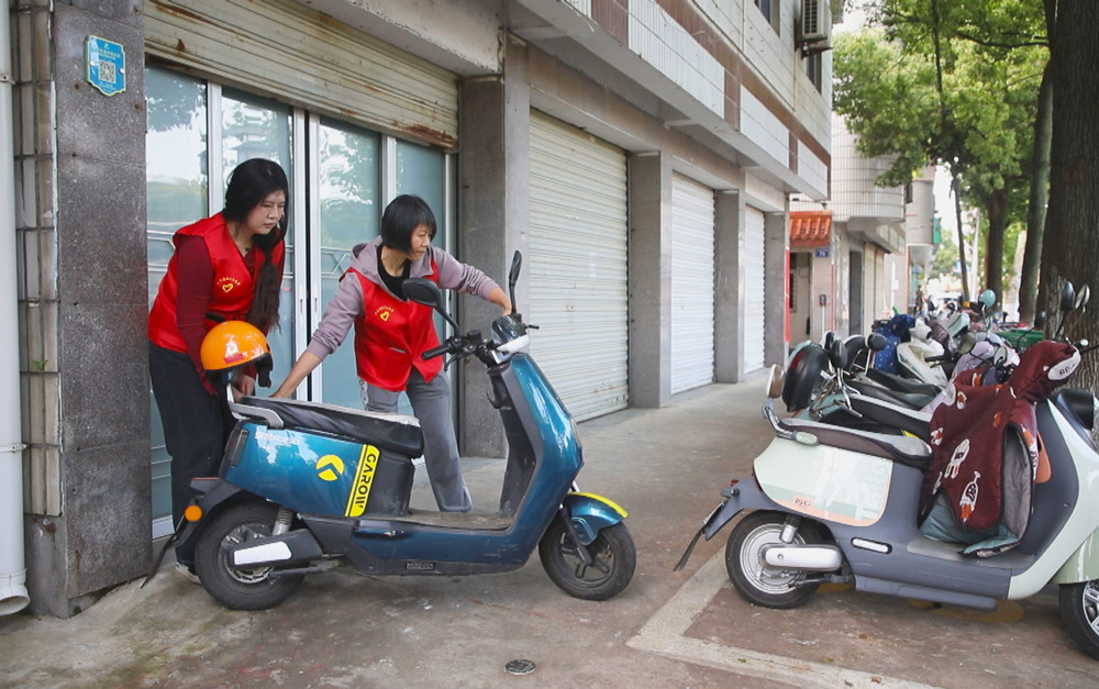 24圖為青年志愿者正在有序擺放電動(dòng)車_副本.jpg