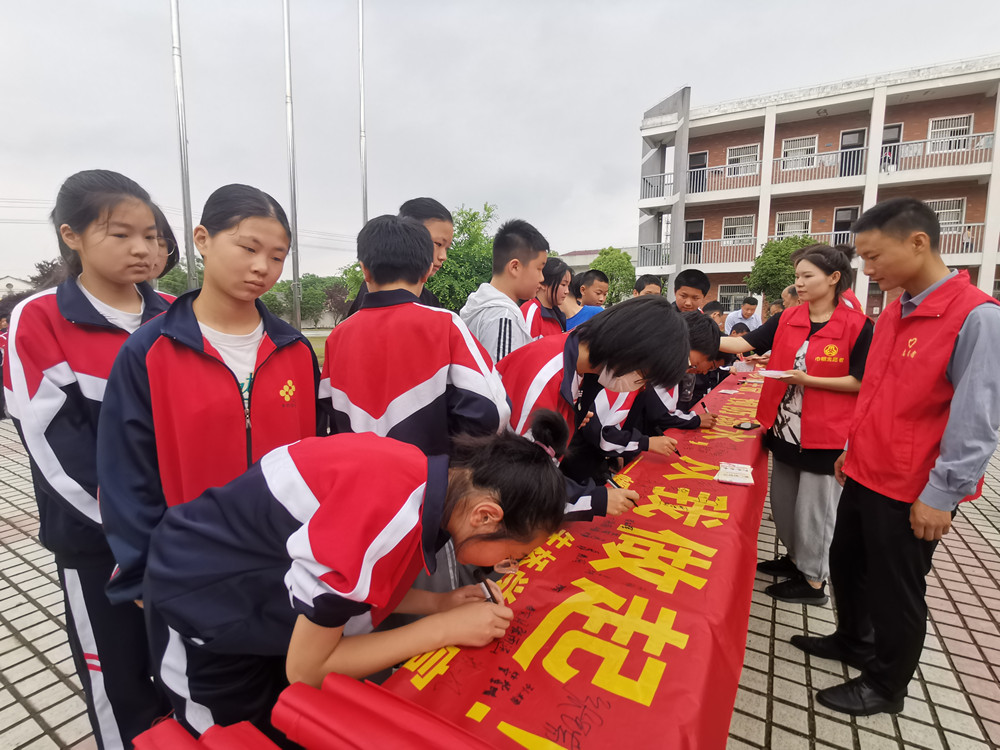 圖為朱橋?qū)W校學(xué)生在防溺水橫幅簽名時的情景2.jpg
