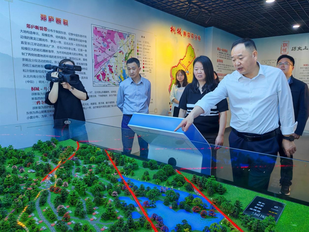 章友厚走進地震科普館.jpg