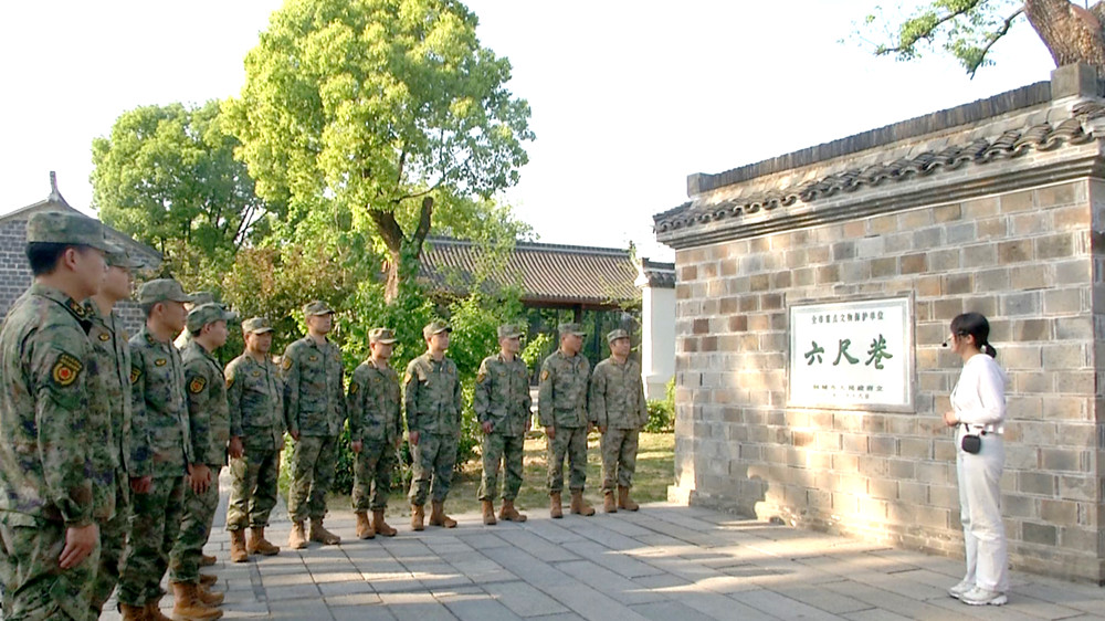 人武部專干在六尺巷參觀2.jpg