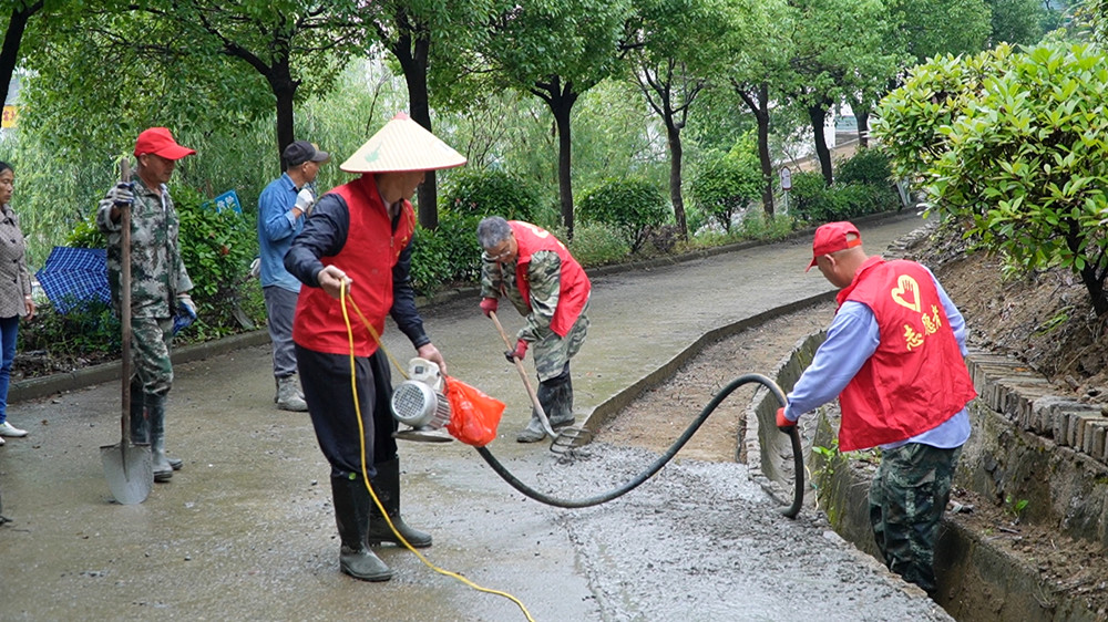 圖為村民拓寬入組道路現(xiàn)場。.jpg