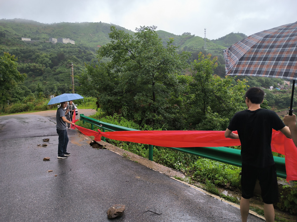 村兩委和駐村工作隊排查道路損毀情況2.jpg