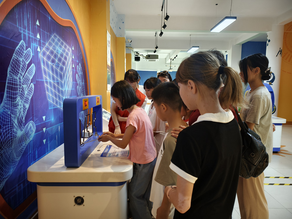 圖為愛心媽媽與幫扶兒童在科技館.jpg