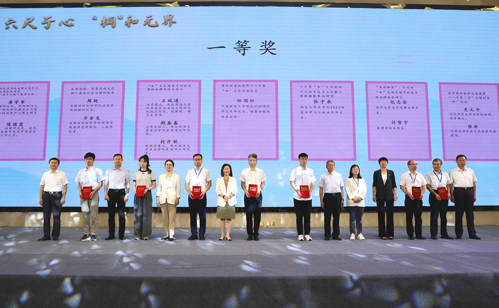 3與會領(lǐng)導(dǎo)為“和”文化征文大賽獲獎代表頒獎_副本.jpg