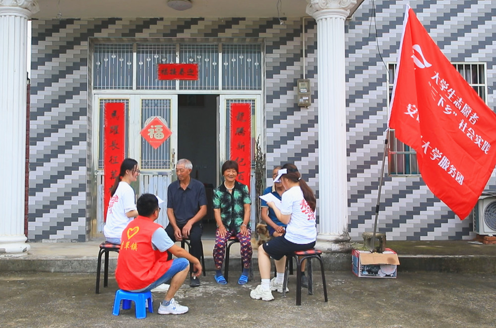 圖為安徽醫(yī)科大學(xué)暑期“三下鄉(xiāng)”社會實(shí)踐團(tuán)隊(duì)正在村民家中開展問卷調(diào)查.jpg