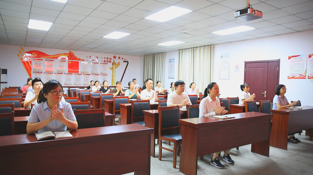 圖為龍眠街道東關社區(qū)干群在集中收聽收看央視受權發(fā)布二十屆三中全會公告.jpg