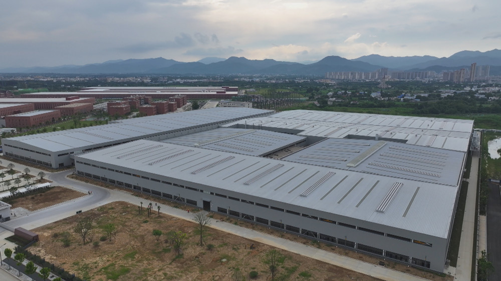 圖為無(wú)人機(jī)航拍鏡頭下的安徽大鼎智能裝備有限公司廠房全貌.jpg