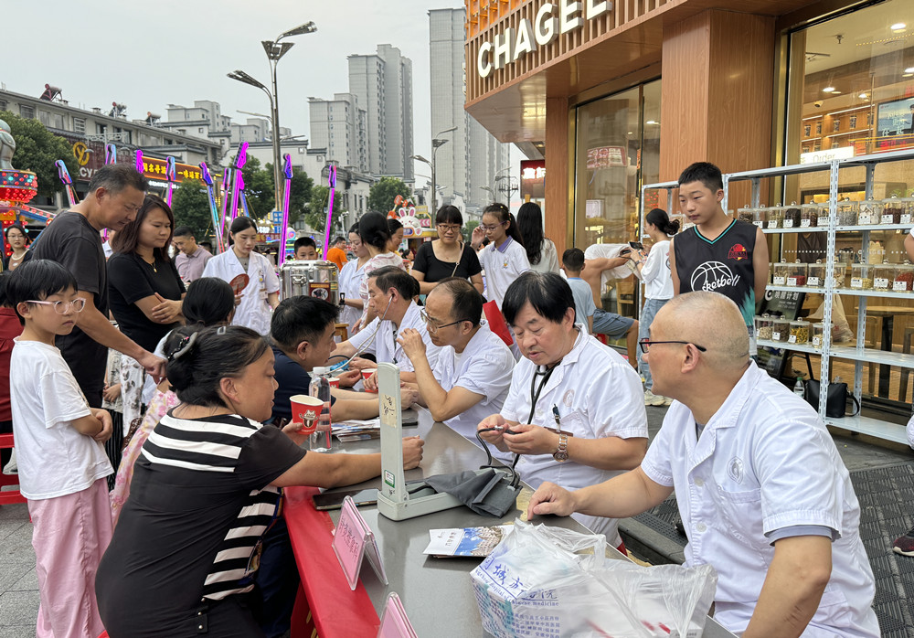 圖為桐城市中醫(yī)院開展義診活動.jpg