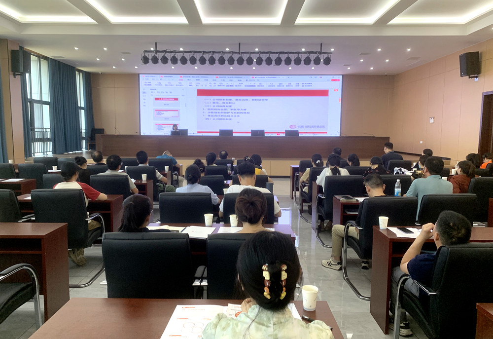 市經(jīng)開區(qū)開展“企業(yè)用工風(fēng)險防控”專項培訓(xùn)1.jpg